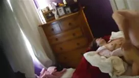 兩個男人在庫存中點了一隻小雞