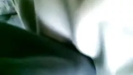 年輕的處女色情擺姿勢和脫衣服，然後愛撫她的陰部
