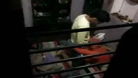 金發女郎伸展雙腿，露出大嘴唇的痘痘