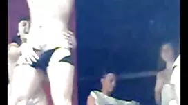 纖細的女孩在街上吮吸雞巴
