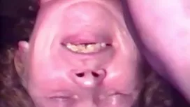 用隱藏的相機在沙灘上脫掉一個漂亮的漂亮寶貝