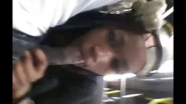 英俊的同性戀男人接觸他的陰莖頭