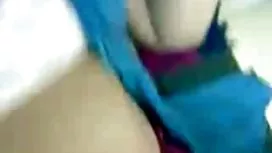 廚房裡的女同性戀舔一個懷孕的朋友的帽子