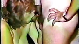 歲的金發女郎顯示大貓