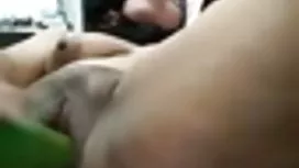 甜美的女孩在臥室裡進行了手淫