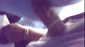 有大胸部的金發女郎給口交，在大多數球的雞巴上作嘔