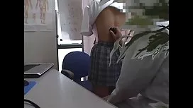 豐滿的寶寶在浴缸裡用隱藏的相機起飛