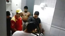在沙灘上拍攝隱藏的相機人群
