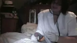 連褲襪的華麗婊子亂搞與她的戀人在工作