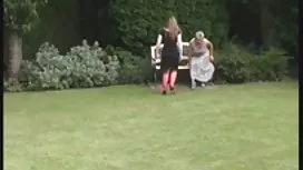 短裙的年輕女性閃耀帽子