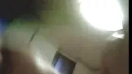 小乳房的寶貝自慰在浴室和cums噴射水
