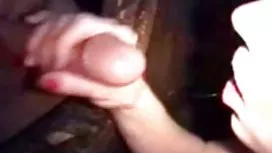 金發碧眼的布魯內特巧妙地吮吸農民雞巴