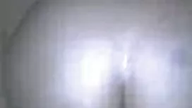 好吧小雞在洗澡時吮吸一個人