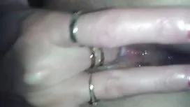 小小的吮吸陰莖的傢伙在路附近的灌木叢中