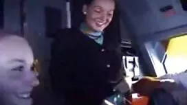 Bony wench在帶有背帶的廚房裡亂搞陰道
