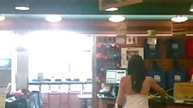 當母親去商店時被爸爸吮吸