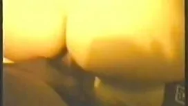 與一個興奮的人的兩個捲曲美國釘