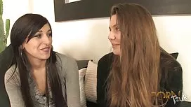 小山雀的姐姐吮吸兄弟的陰莖很棒