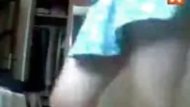 美麗嬌小的日本寶貝吮吸兩個男性