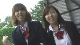 男人們在兩個洞裡煎炸金發婊子
