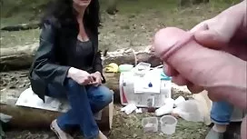 護士在男士乳膠尿道中插入一根鐵枝