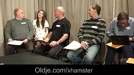 兩對情侶揮手交換妻子的性行為