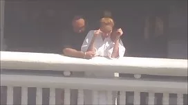 這個傢伙在沙灘上間諜為裸體的黑髮女郎帶有彈性胸部