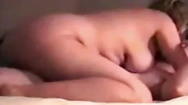 在床上的熱的自創性年輕夫婦