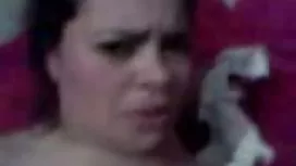 女按摩師撫摸女孩苗條的身材