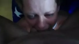 性感的女孩和他們的朋友在沙發上玩