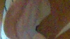豐滿的女同性戀者在大型游泳池旁製作伴侶舔陰