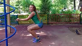 乳膠中的女同性戀者從遊戲中獲得強烈的高潮