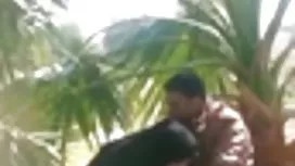 成熟的女人決定教她的侄子性教訓，並吸他的雞巴