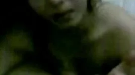 漂亮的金發裸體學習在海裡游泳