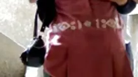 性感苗條的摩洛伊斯蘭解放陣線跳躍在一個年輕男性的陰莖上