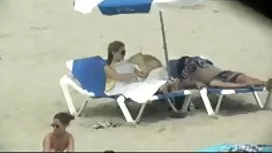 悶熱的黑髮走在街上挑釁的衣服