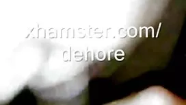 巴巴與一名成員誘惑了一個熱辣的黑髮，並在沙發上操她
