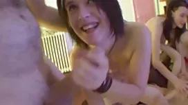 豐滿的棕色頭髮的女人在皮膚構成性感和炫耀她美味的屁股