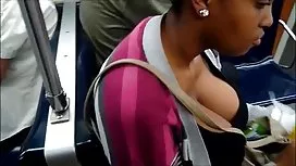 有美麗的自然山雀的成人女兒亂搞父親