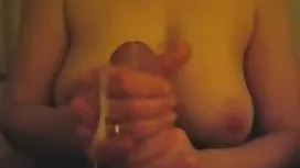 一個富有的成熟婊子找到了一個年輕的笨蛋