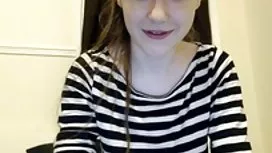 放鬆的俄羅斯婊子Tanya紅色緊身衣給了肛門