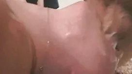手套的農民玩橡膠金發碧眼的現實貓