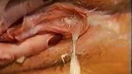 華麗的屁股辣妹熱情地撫摸著壁爐旁的貓