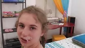 有曬黑在海灘的小乳房的女孩沒有泳裝