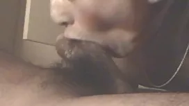 一個美國人高興地從第一個人口交