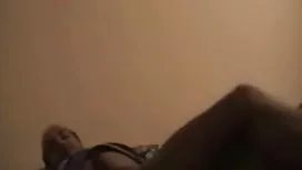 豐滿的金發女郎向她的男朋友吮吸公雞，並用癌症亂搞他