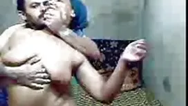 青少年蕩婦穿上紅色網襪，開始愛撫她的陰部