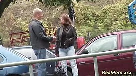 容易接觸的金發女郎與三個隊友同時性交
