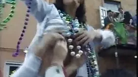 兩個年輕的蕩婦他媽的和一個成熟的男人