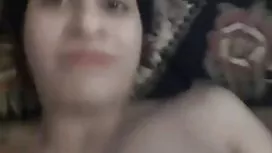 三個女孩學會在一個熟悉的傢伙上吮吸雞巴